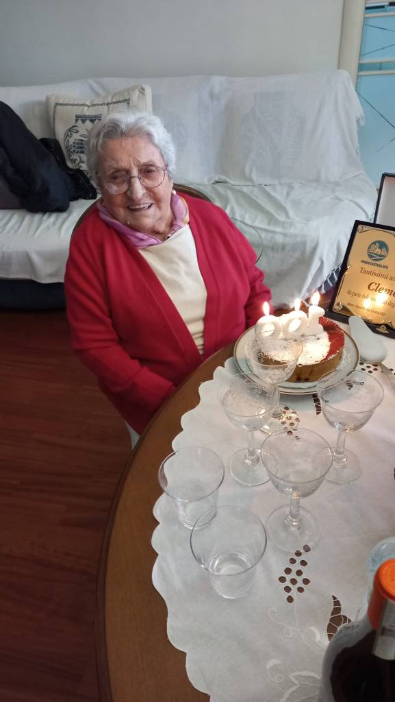 La signora Clementina nell’attesa di spegnere le candeline del 100° compleanno