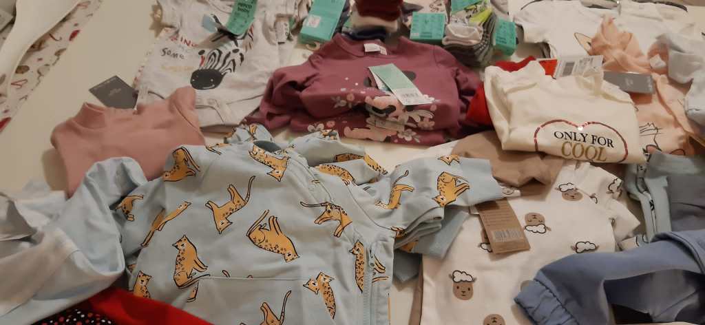 Una parte degli indumenti acquistati con i fondi dell’Associazione, donati al CAV di Milano