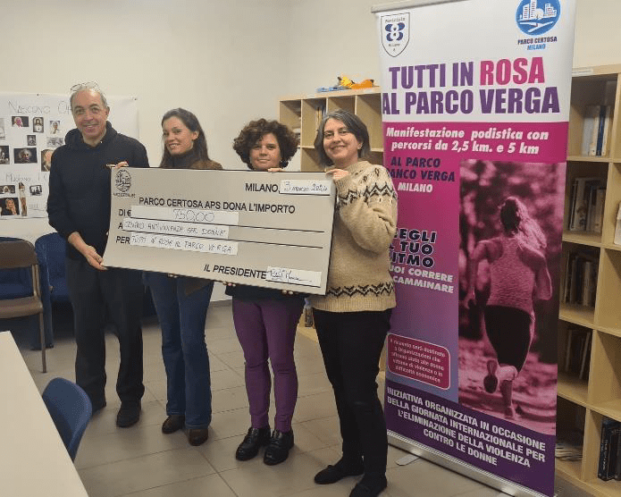 Le rappresentanti del Centro Antiviolenza SE.D.
della Caritas Ambrosiana ricevono il contributo
dal Presidente di Parco Certosa APS